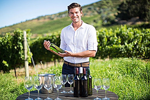男人,头像,拿着,葡萄酒瓶,桌子,葡萄园,年轻,站立,葡萄酒杯,瓶子,桌上