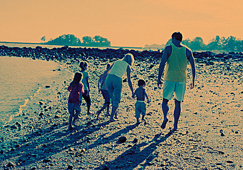 家庭,母亲,父亲,四个孩子,握手,跑,海滩,黄昏