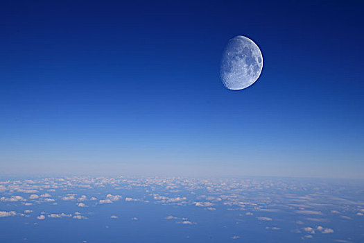 航拍云海和月亮