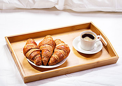 床上早餐,咖啡,牛角面包