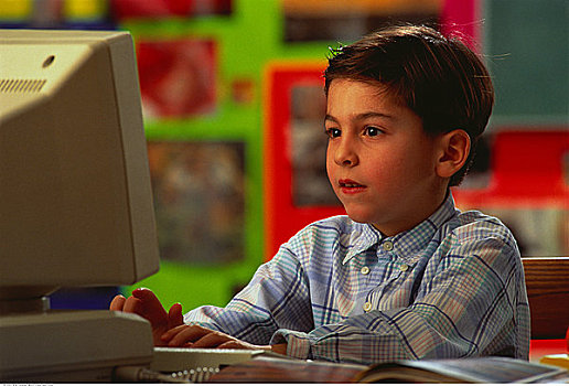 男孩,用电脑,教室