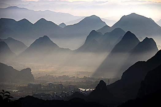 群山晨曦