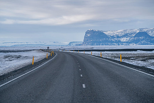 冬季雪地里的高速公路和远方的雪山