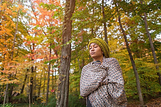 中年,女人,包着,围巾,秋日树林