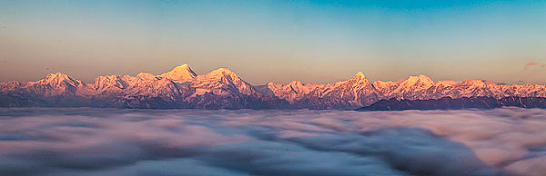 牛背山四姑娘山全景