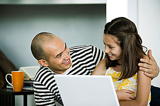 父亲,女儿,坐,笔记本电脑,微笑,相互