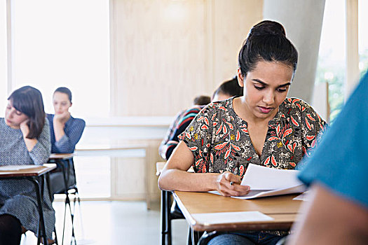 严肃,女性,大学生,测验,书桌,教室