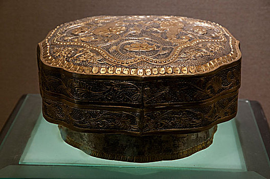 西安法门寺藏品双狮纹银方盒