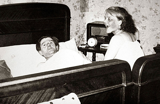 情侣,卧室,男人,卧,床上,女人,坐,靠近,笑,20世纪40年代,德国,欧洲