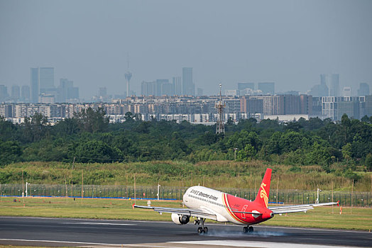 深圳航空公司的空中客车飞机降落在成都双流机场