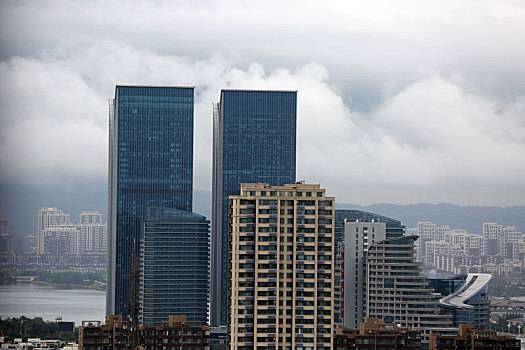 山东省日照市,云绕卧龙山犹如人间仙境,气象部门发布暴雨蓝色预警提醒市民加强防范