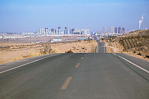 荒漠公路和城市