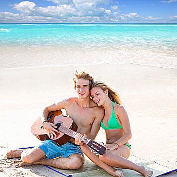 金发,年轻,游客,情侣,弹吉他,海滩