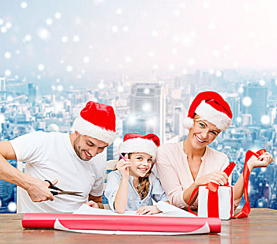 圣诞节,休假,家庭,人,概念,高兴,母亲,父亲,小女孩,圣诞老人,帽子,礼盒,剪刀,上方,雪,城市,背景