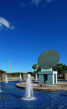 台湾台东市国立台湾史前文化博物馆前的日晷雕塑与喷泉