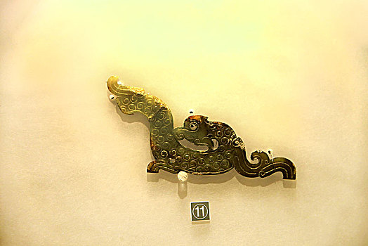 河南省博物院馆藏的青玉透雕龙形佩