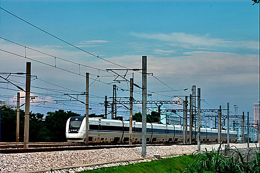 和谐号列车行驶在广州至深圳之间的铁路线上