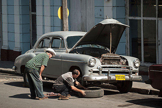 两个男人,修理,老爷车,街道,西恩富戈斯,省,古巴,中美洲