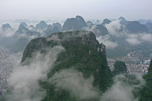 雨后的的喀斯特地貌风光更妖娆