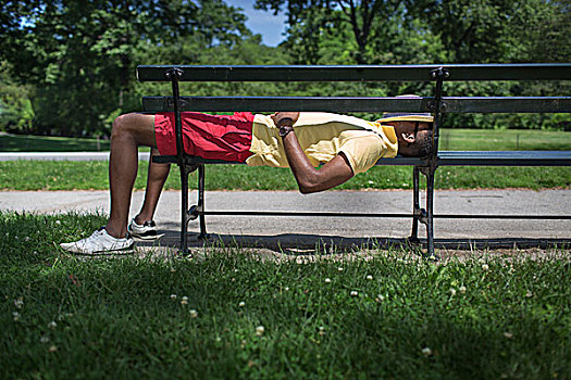 侧面视角,男青年,躺着,公园长椅,费多拉帽,捂脸