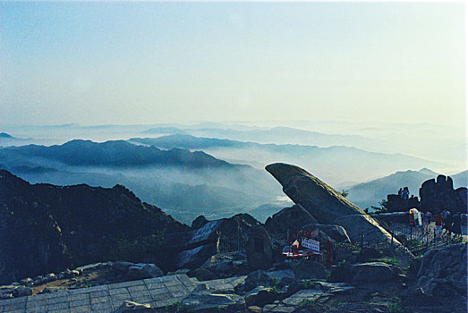 泰山拱北石,探海石