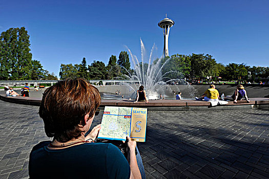 女人,拿着,旅行指南,西雅图,国际,喷泉,正面,太空针,中心,华盛顿,美国