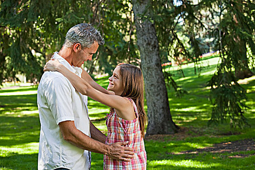 父亲,女儿,搂抱,公园,艾伯塔省,加拿大