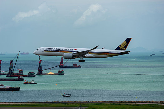 一架新加坡航空的客机正降落在香港国际机场