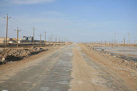 青海格尔木盐场用盐铺出的公路