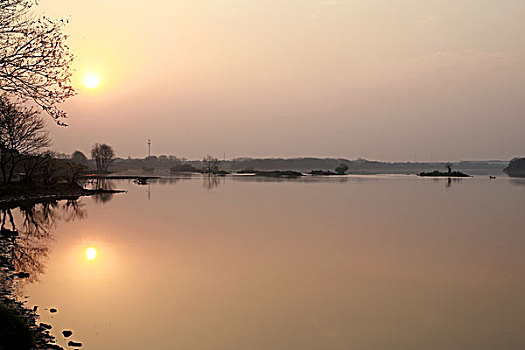 夕阳湖面