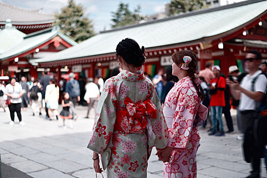 穿着日本和服的女孩