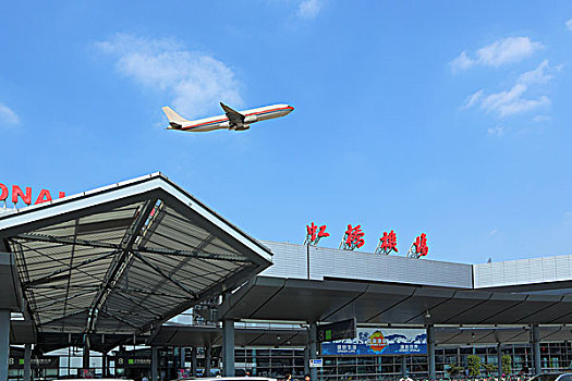 上海虹桥机场候机楼建筑外墙,飞机