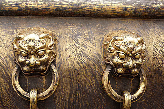 北京故宫里的文物,刻有兽头的铜制水缸