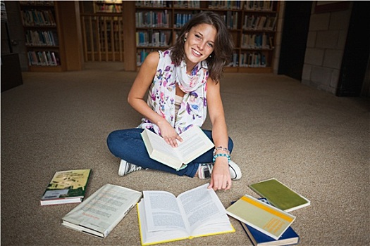 微笑,女学生,书本,图书馆,地面
