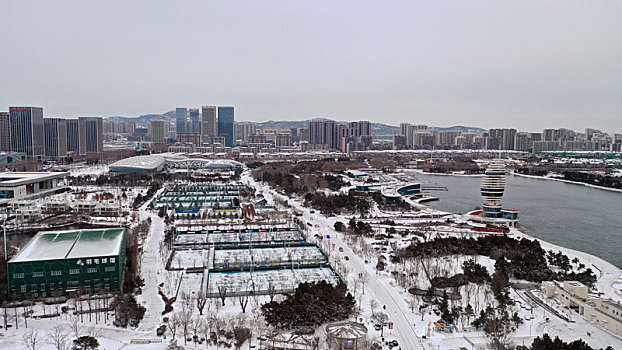 瑞雪为城市披上圣洁外衣,皑皑白雪与城市美景相映成趣