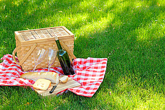 户外,野餐,篮子,葡萄酒,面包加奶酪
