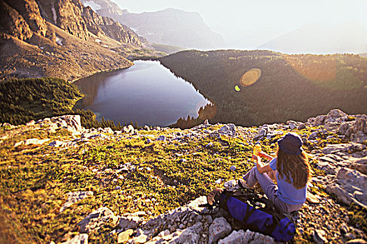 女人,远足,阿悉尼伯因山,省立公园,不列颠哥伦比亚省,加拿大