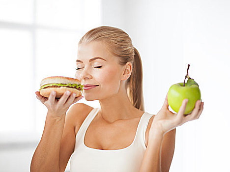 健康,节食,概念,女人,嗅,汉堡包,拿着,苹果