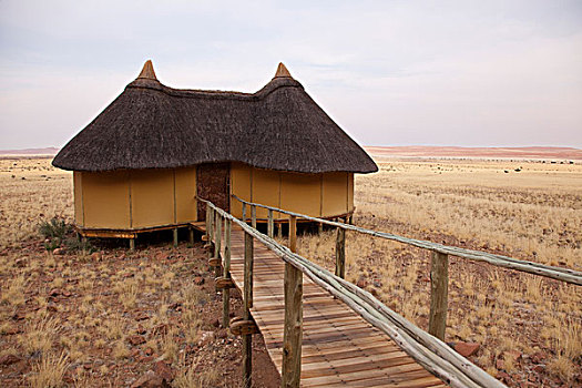 纳米比亚,纳米比诺克陆夫国家公园,索苏维来地区,茅草屋顶,小屋,人行道,沙丘,住宿