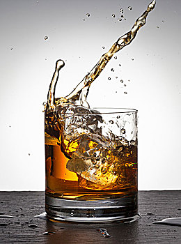 冰块,落下,威士忌玻璃杯