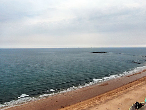 山东省日照市,初夏海滨凉风习习,沙滩洁净海水清澈让人心旷神怡