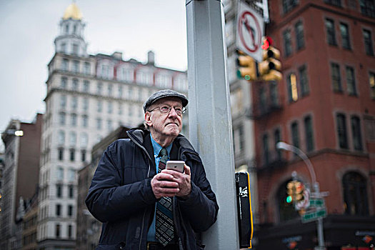 男人,倚靠,路灯柱,拿着,智能手机,曼哈顿,纽约,美国
