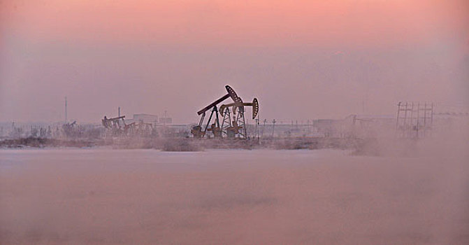 中国黑龙江省大庆市风光--油城冬季晨光