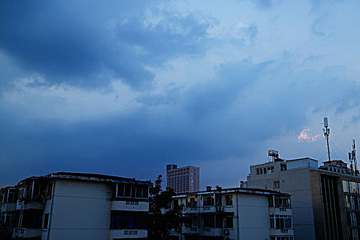 夏天日落前澄净湛蓝的天空