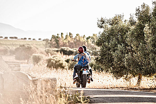 后视图,中年,夫妻,骑,摩托车,尘土,乡村道路,萨丁尼亚,意大利