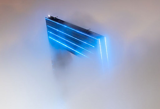 平流雾下的上海环球金融中心夜景