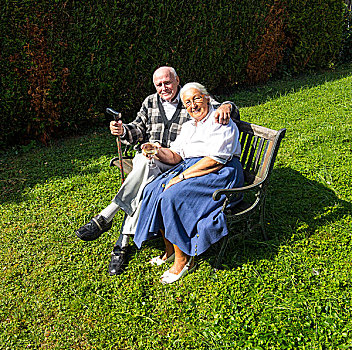 老年,夫妻,坐,花园,享受,生活
