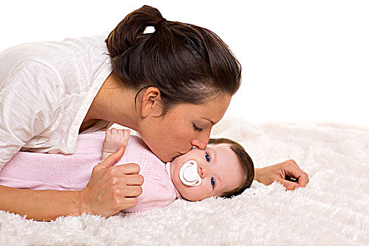 女婴,母亲,吻,卧,高兴,白色背景,毛皮,毯子