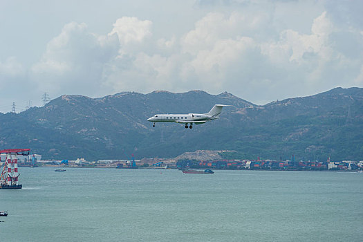 一架美国湾流航天生产的私人飞机正降落在香港国际机场