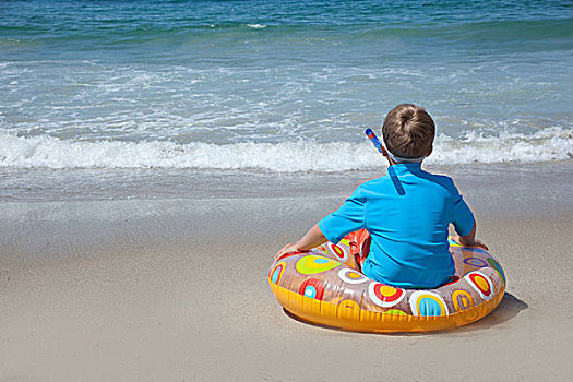 男孩,坐,橡皮圈,海滩